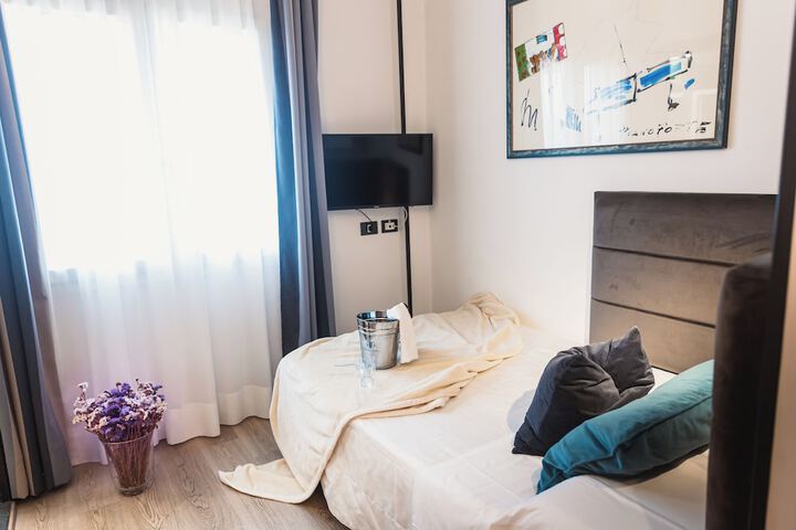 Room 14 of 90
