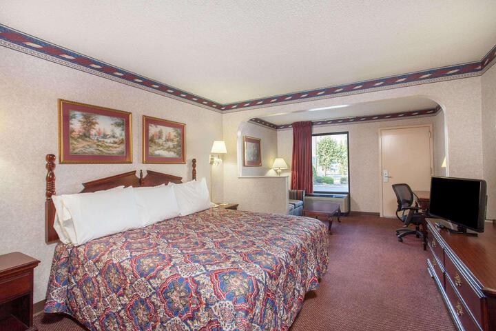 2 Queen Beds (3 of 8)