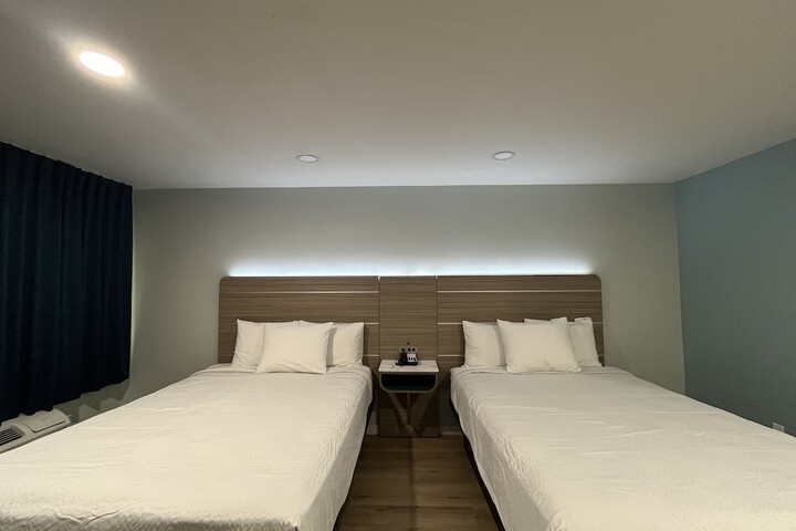 2 Queen Beds (8 of 9)