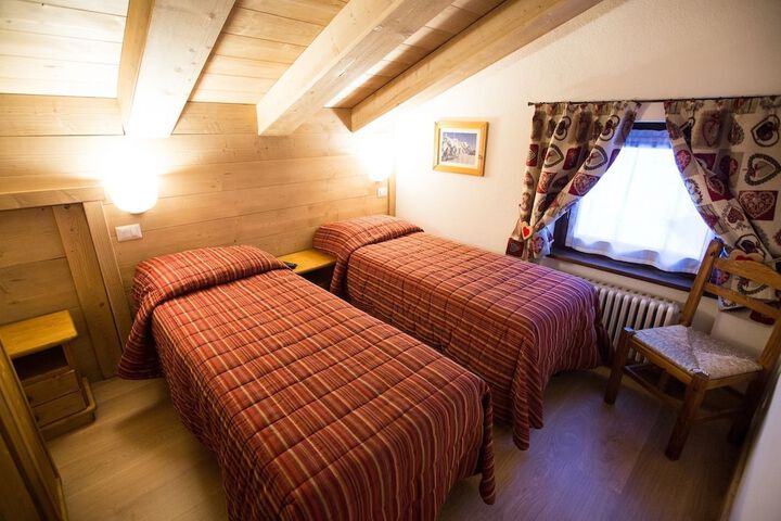 Room 34 of 80