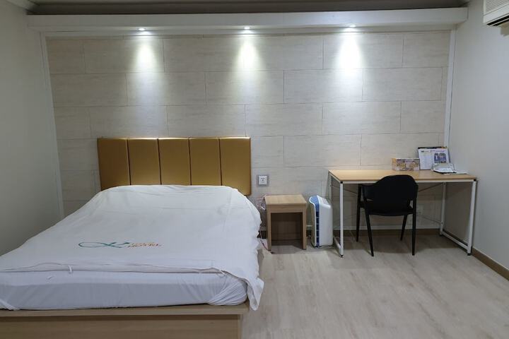 Room 10 of 25