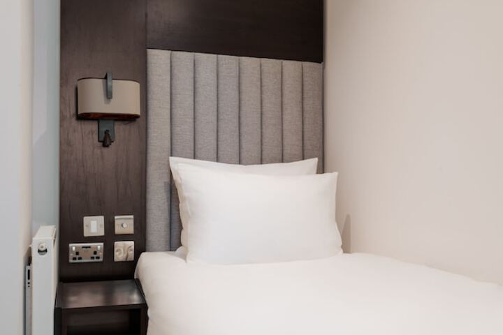 Room 10 of 68