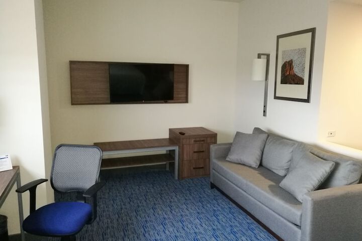 Room 5 of 87
