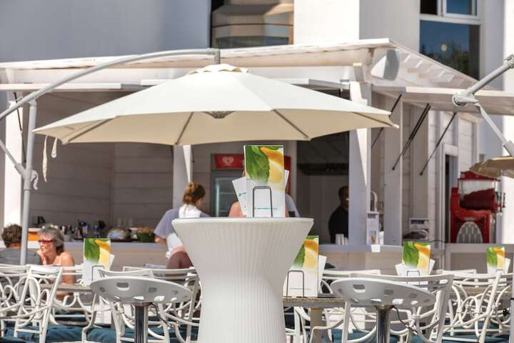 Swim-up bar