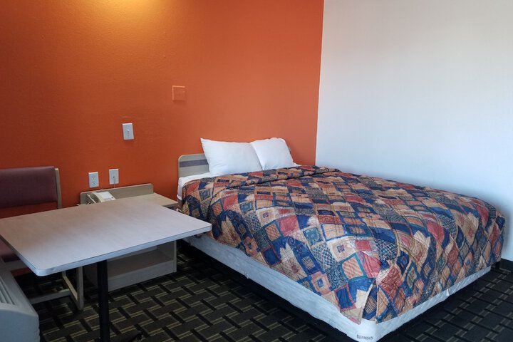 Single Queen Bed (6 of 6)