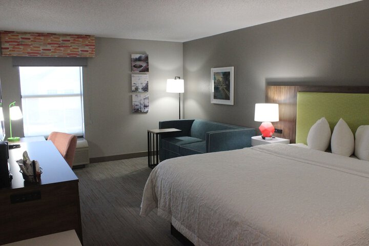 1 King Bed Study with Sofa Bed (12 of 23)