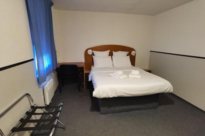 Room 16 of 38