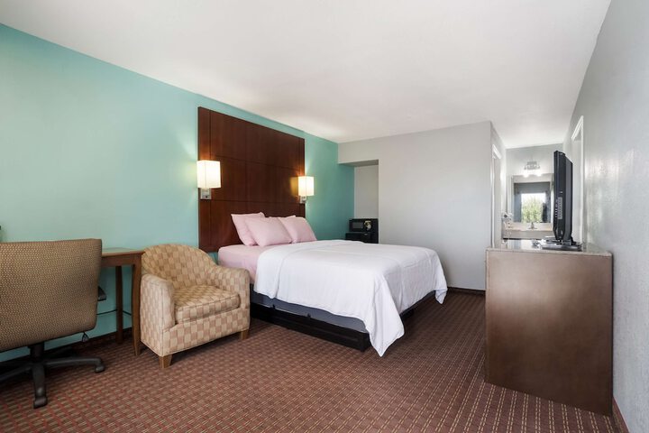 1 King Bed (4 of 18)