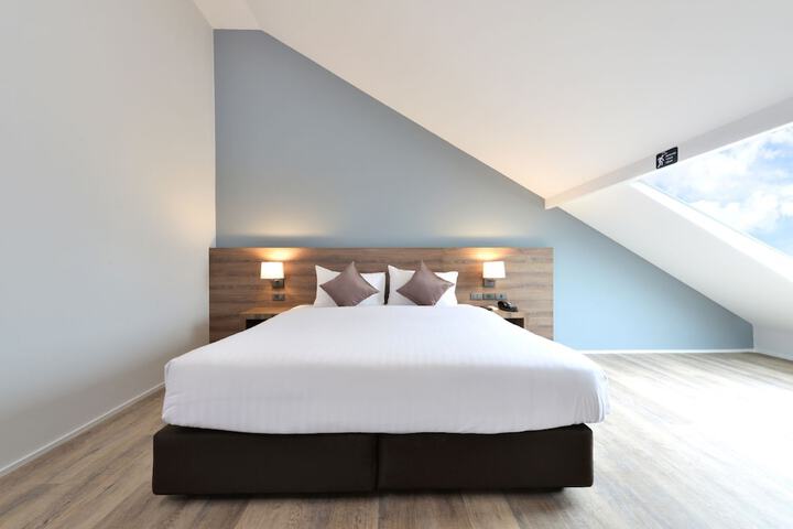 Room 16 of 50