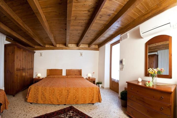 Room 5 of 32