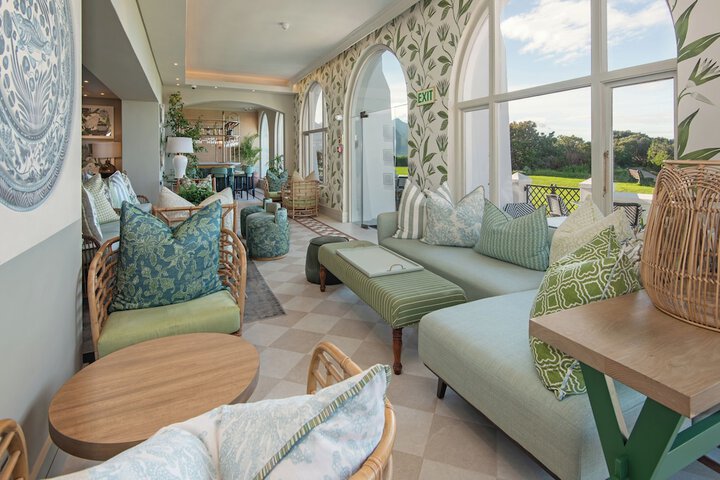 Lounge 58 of 74