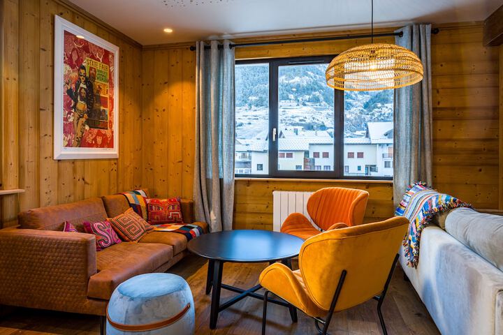 Lounge 50 of 72