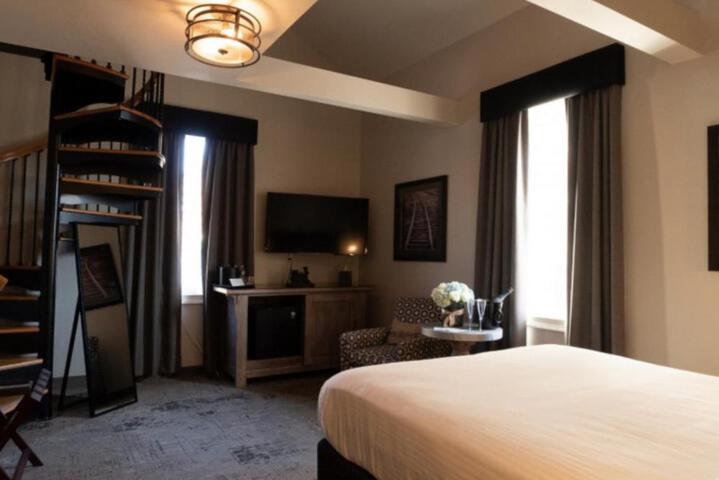 1 Queen Bed (2 of 5)