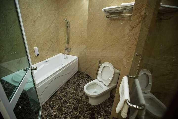 Room 6 of 8