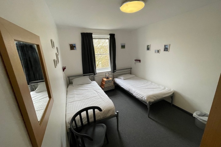 Room 8 of 33