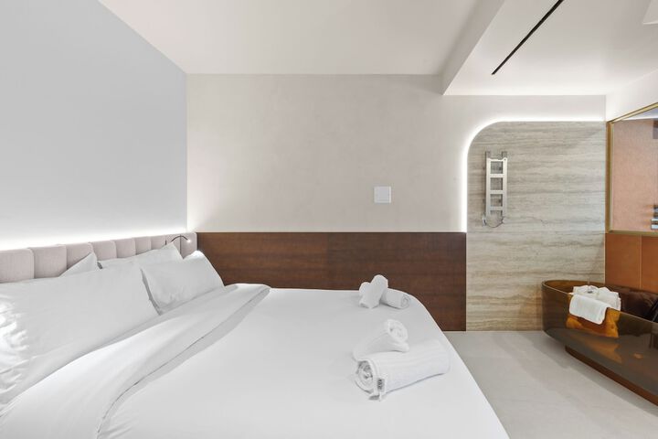 Room 44 of 102