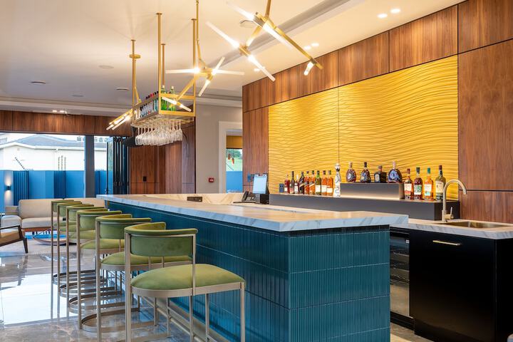 Lounge 25 of 38