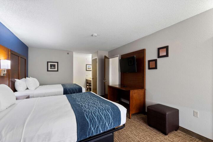 1 Queen Bed Accessible (10 of 12)