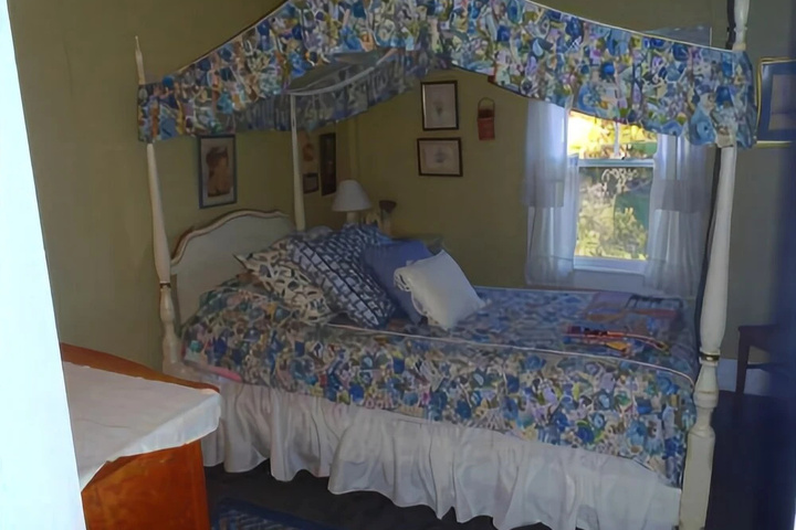 Room 2 of 9