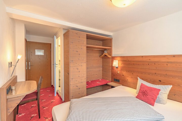 Room 8 of 42