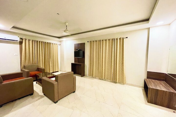 Room 8 of 76