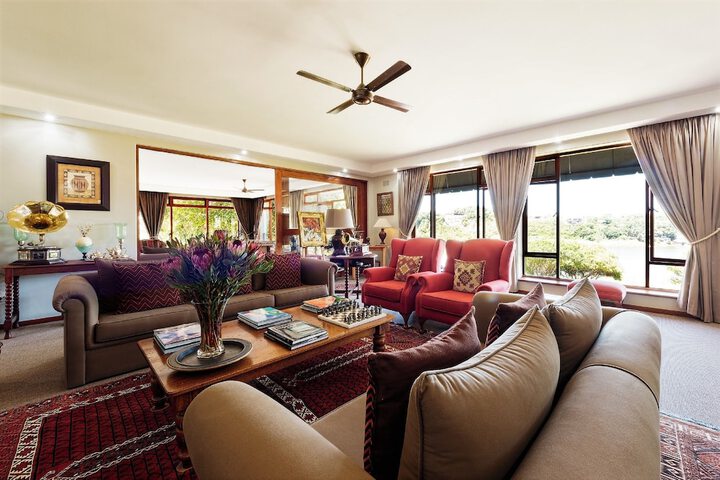 Lounge 24 of 31