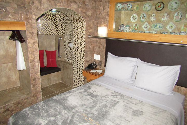 Room 8 of 33
