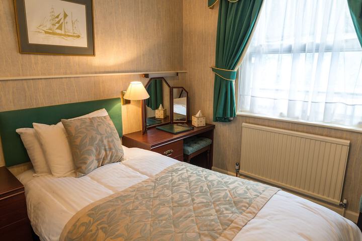 Room 4 of 72