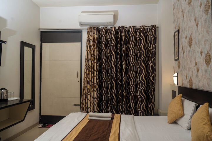 Room 5 of 144