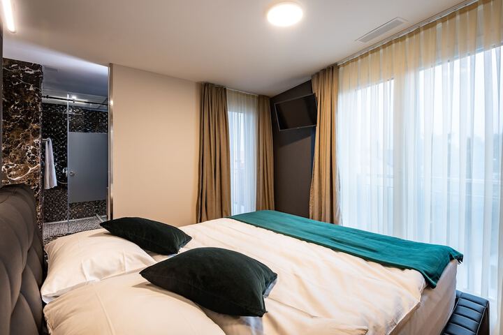 Room 6 of 32