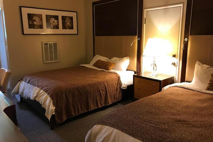 2 Queen Beds (9 of 10)