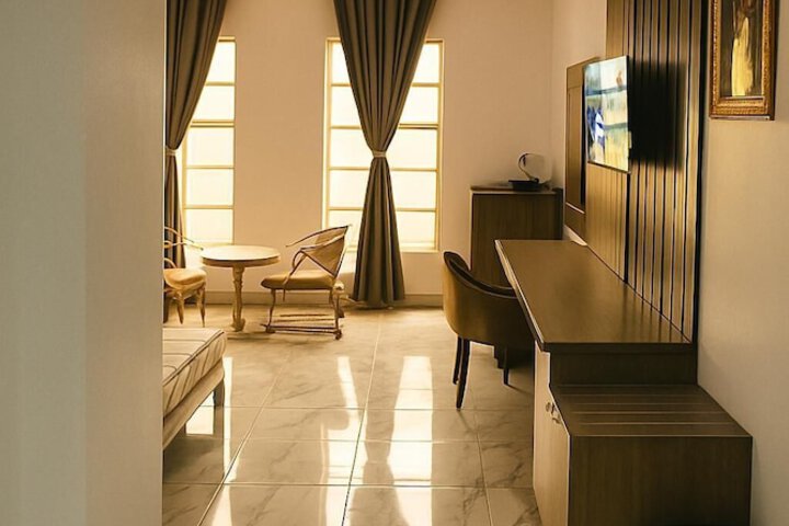 Room 30 of 102