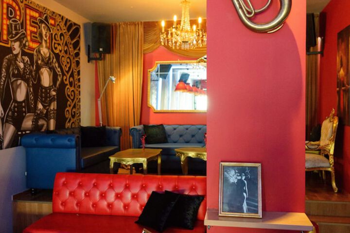 Lounge 31 of 43
