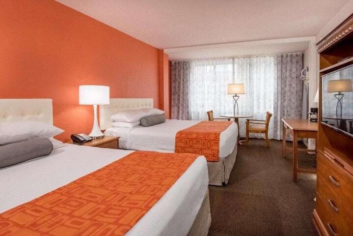 2 Double Beds (7 of 9)