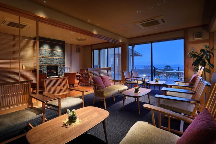 Lounge 53 of 72