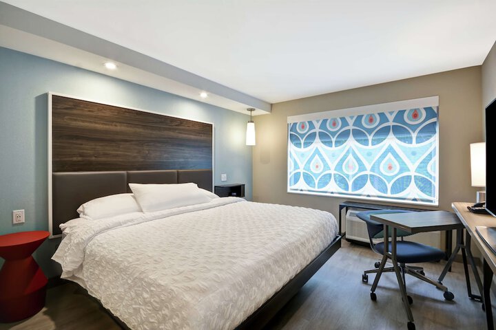 1 King Bed (4 of 12)