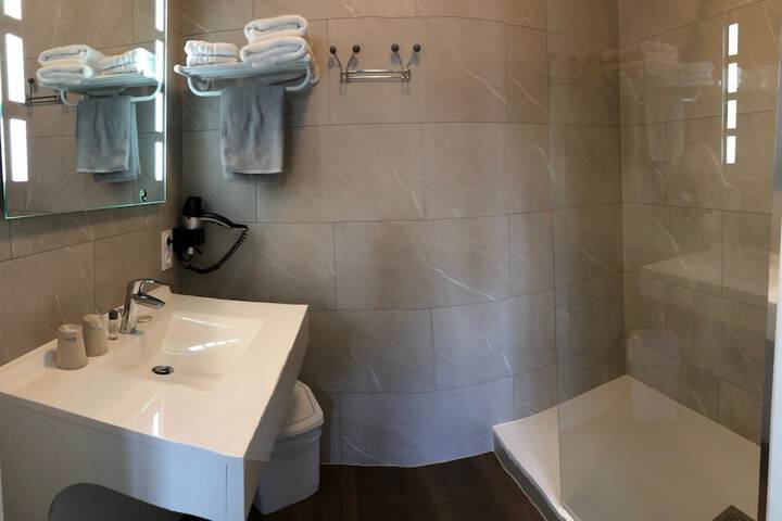 Room 25 of 43