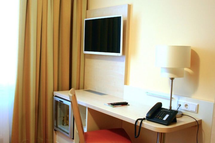 Room 16 of 40