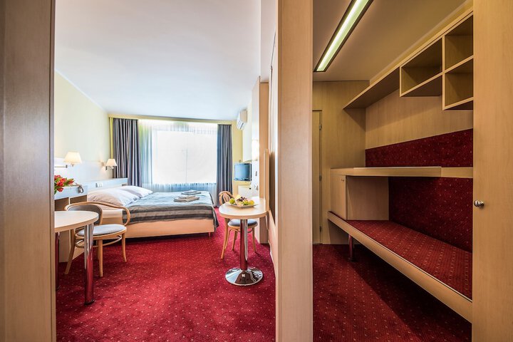 Room 19 of 77