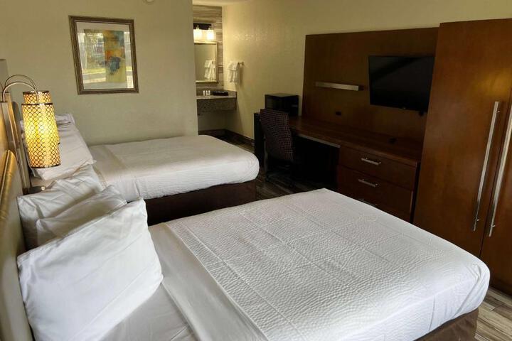 2 Double Beds