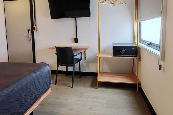 Room 10 of 16