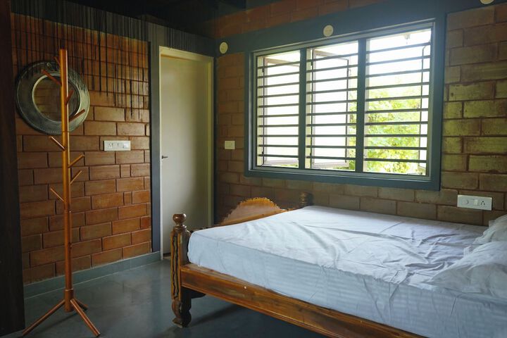 Room 4 of 16
