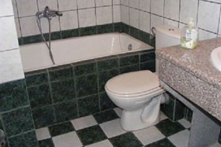 Room 4 of 12