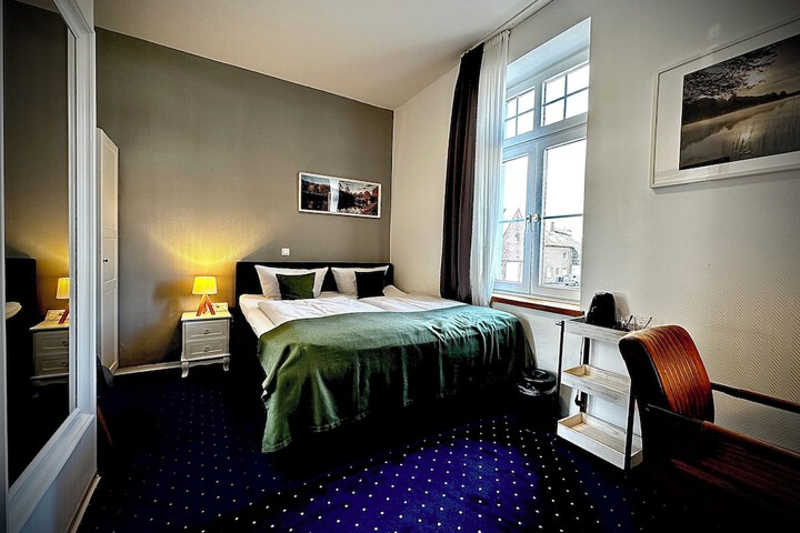 Room 42 of 90