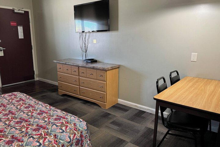 1 Queen Bed (5 of 14)