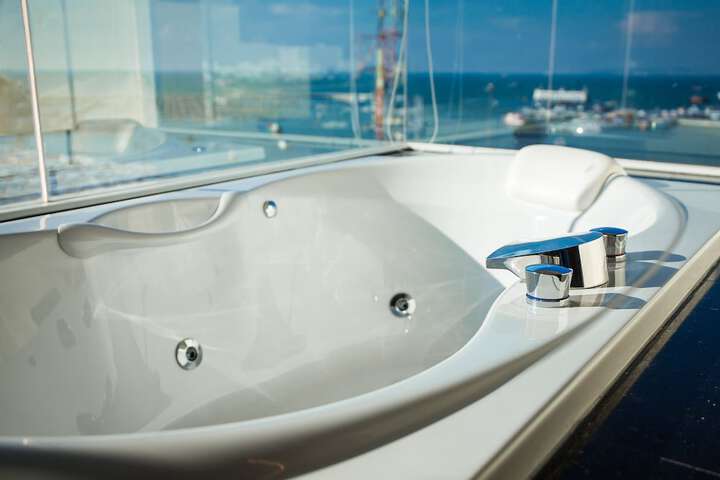Jetted tub