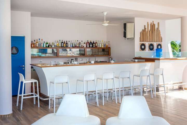 Lounge 107 of 132