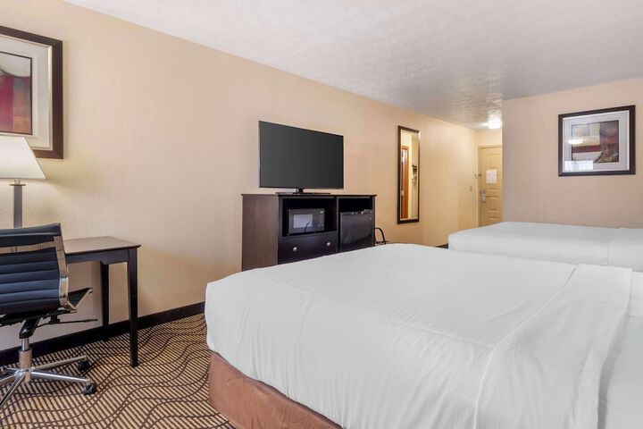 2 Queen Beds High Speed Internet Accessible Microwave and Refrigerator Desk Coffee Make (3 of 10)