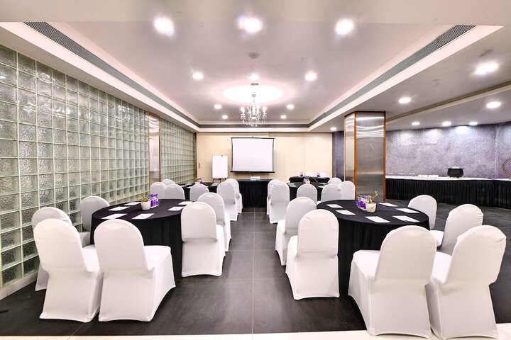 Ballroom/Hall 53 of 64