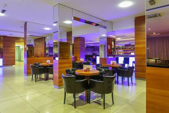 Lounge 52 of 58